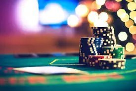 Fichas de casino sobre una mesa de juego